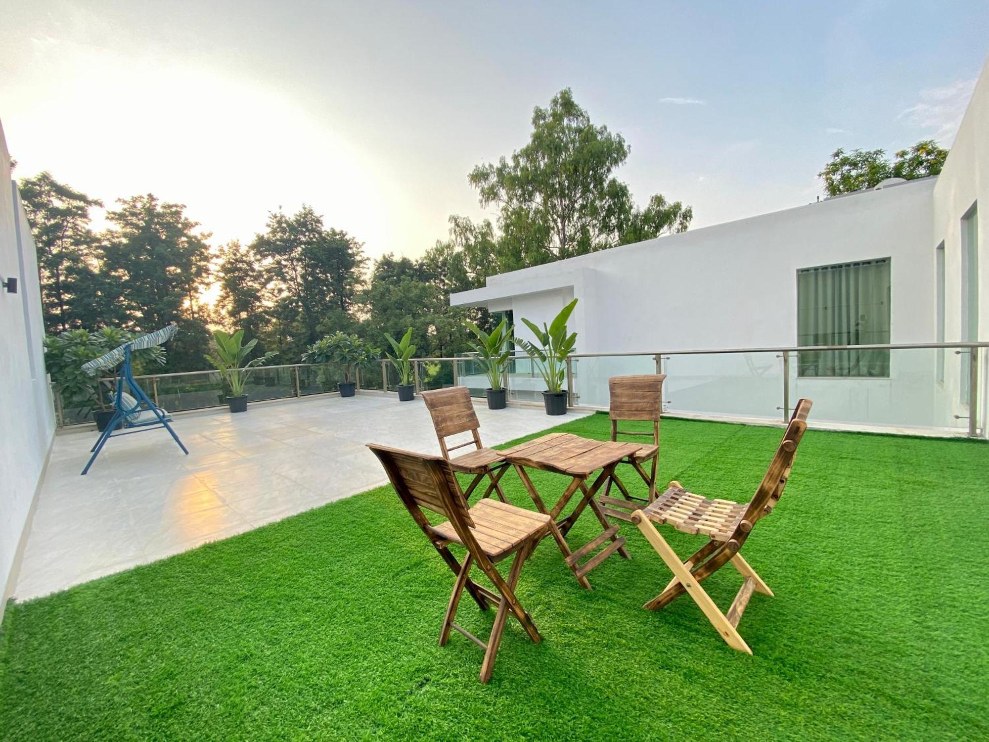 Karma Lakelands, Gurugram Гургаон Экстерьер фото